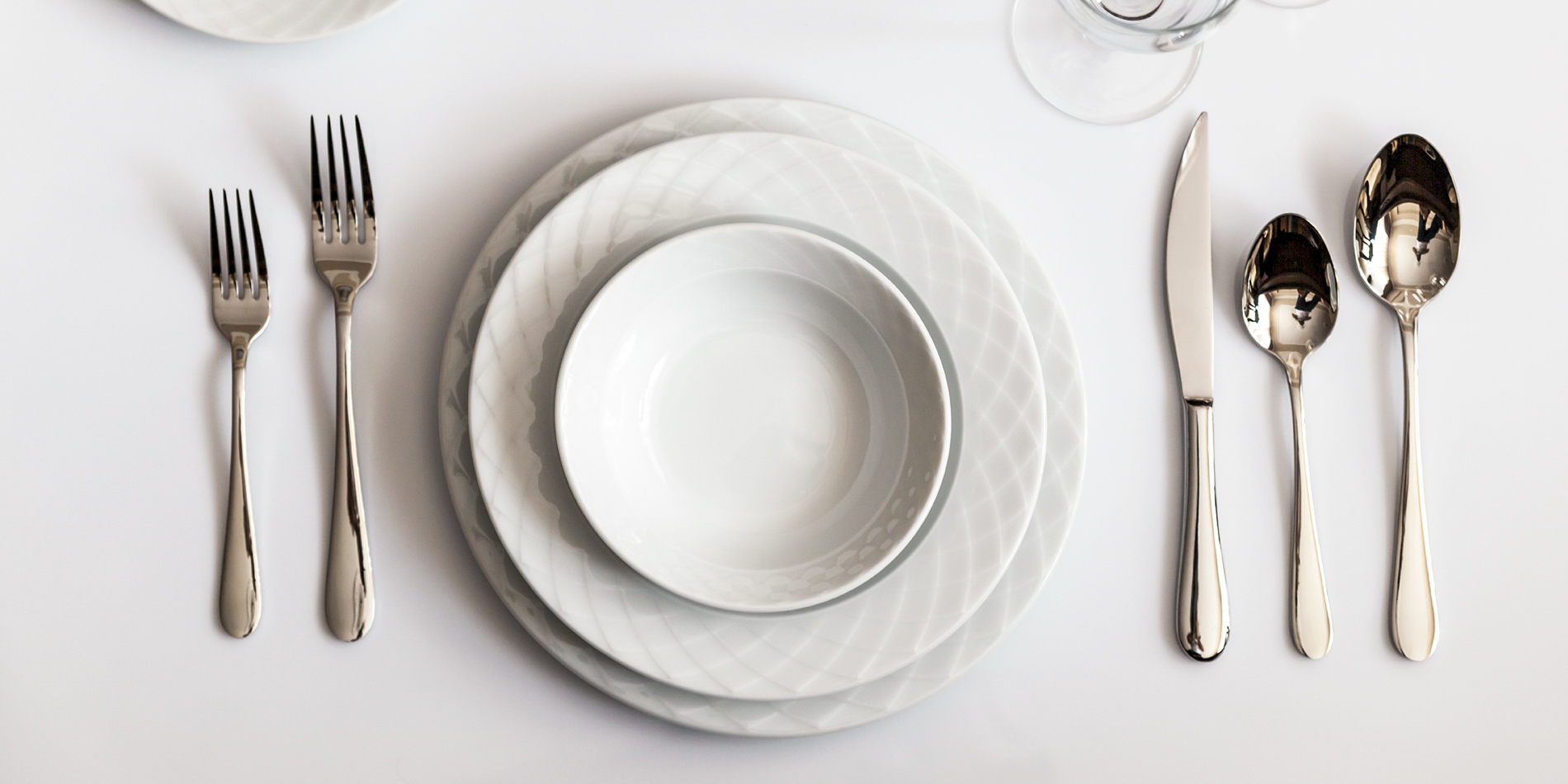 Jak nakryć stół na eleganckie przyjęcie - wesele, chrzciny i komunia