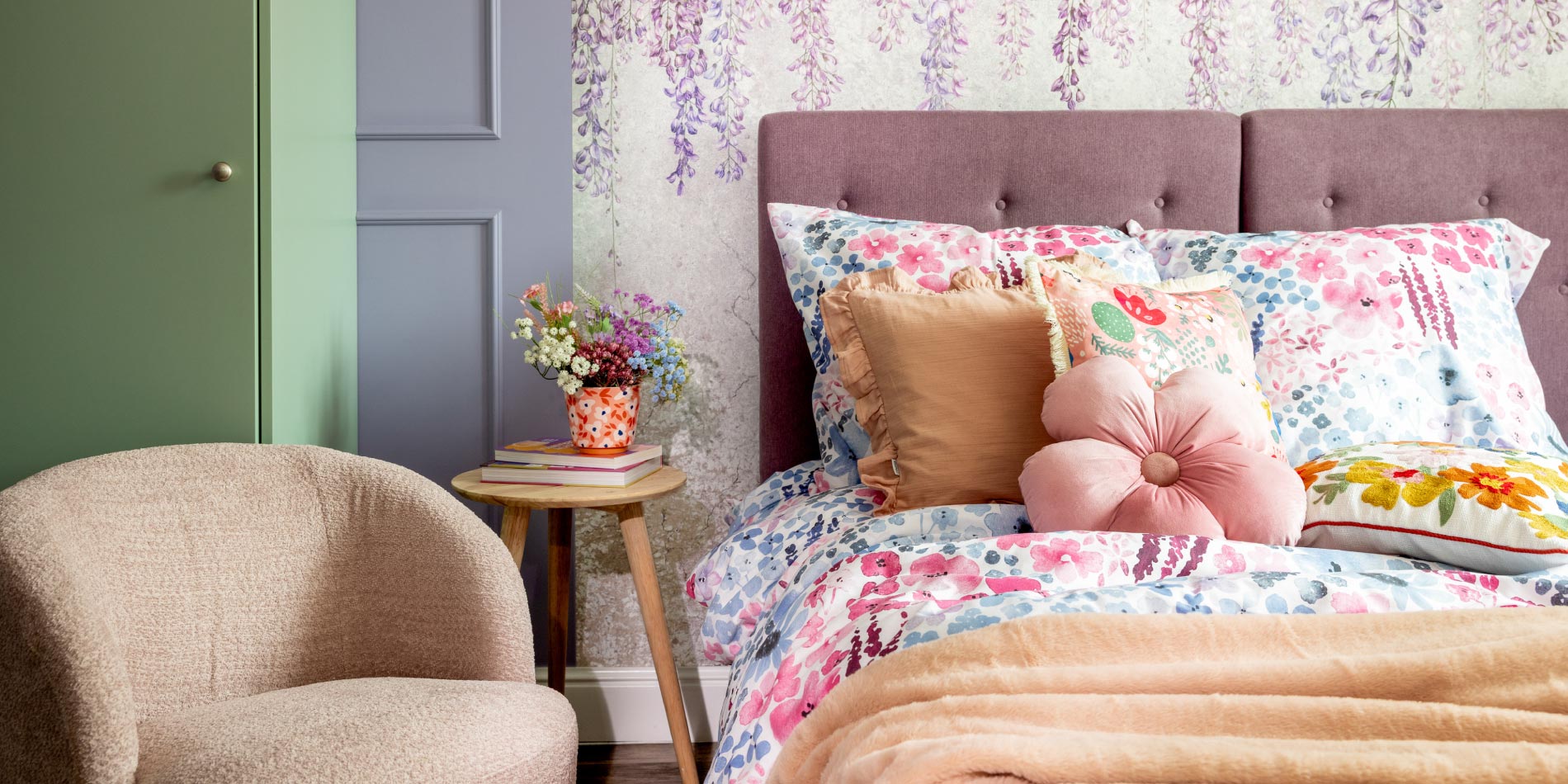 Kwitnąca sypialnia z motywem pastelowych kwiatów
